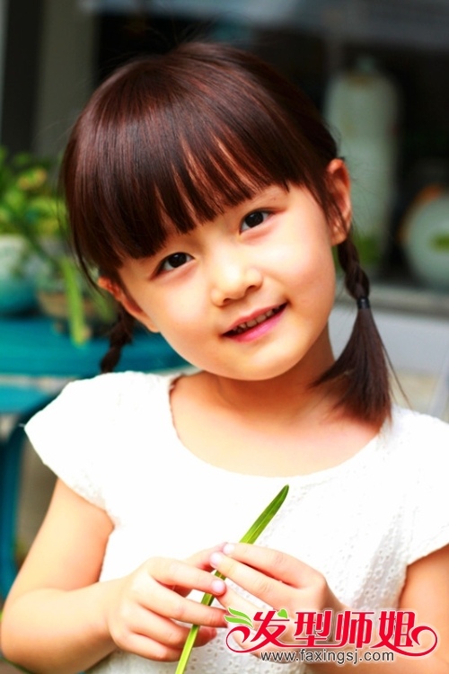 齐刘海可爱双扎辫子发型小女孩的刘海修剪的十分整齐,衬出了小女孩的